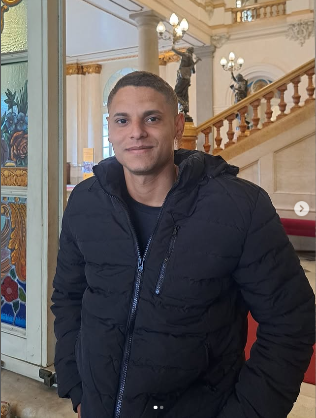 Fabio Evangelista em pé, usando casaco escuro